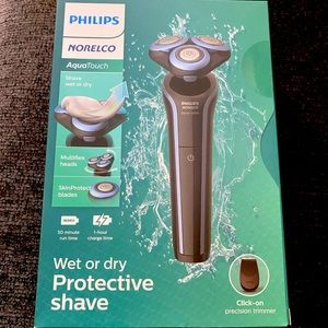 New Philips Norelco Aquatouch Rechargeable Wet & Dry Shaver